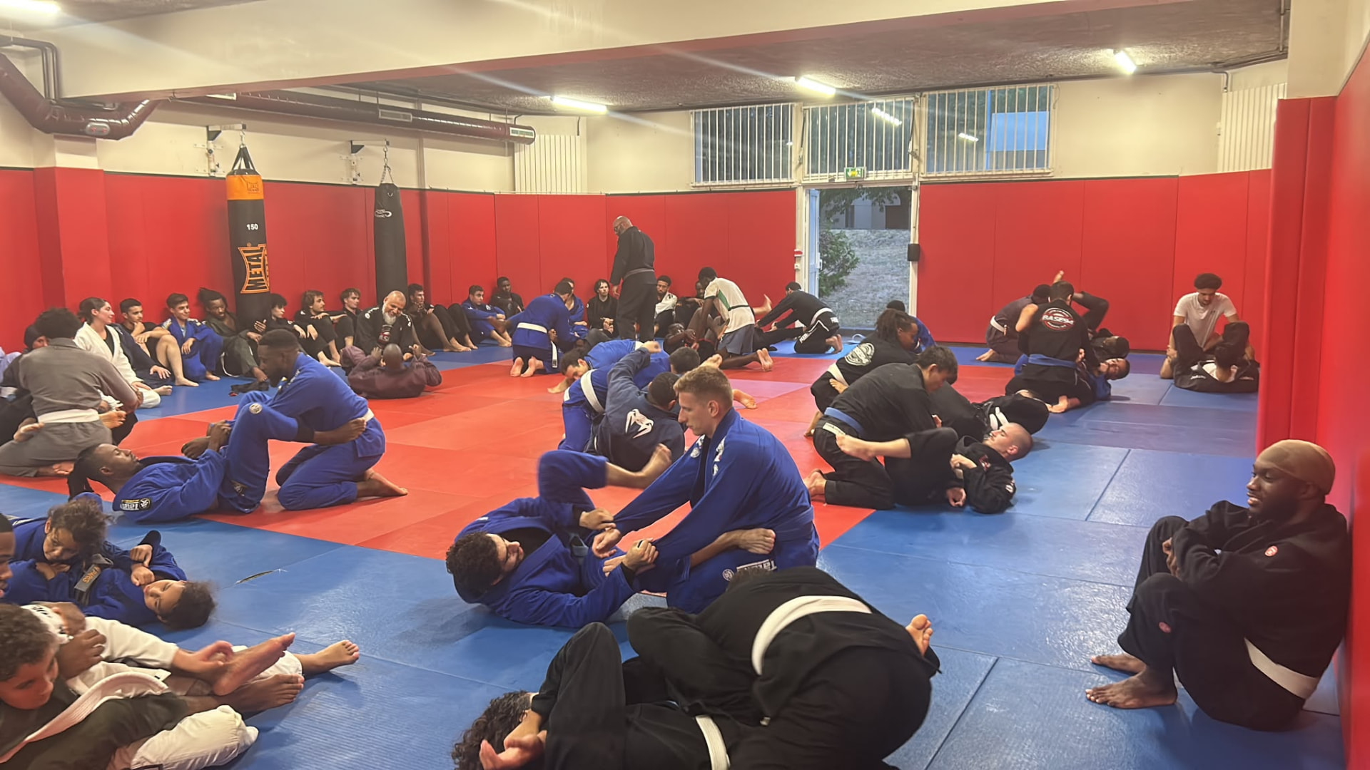 Entraînement collectif de jiu-jitsu sur les tatamis du club Base 94